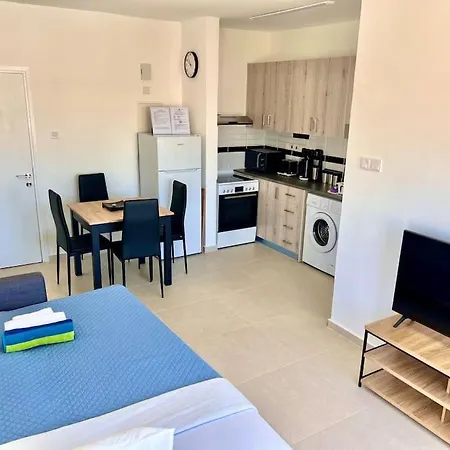 Cristiana Sea Breeze, Sleeps 3, Free Wifi Apartment *