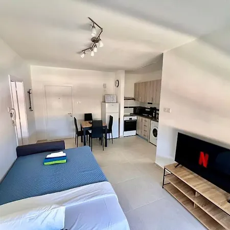 Cristiana Sea Breeze, Sleeps 3, Free Wifi شقة