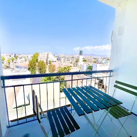 Cristiana Sea Breeze, Sleeps 3, Free Wifi شقة