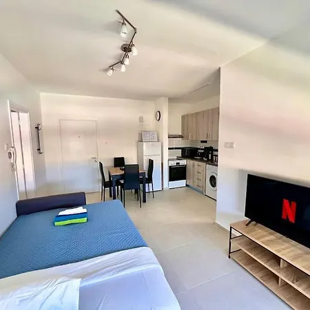 Cristiana Sea Breeze, Sleeps 3, Free Wifi شقة *