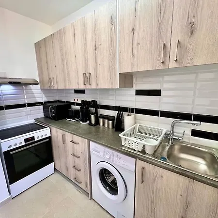 Cristiana Sea Breeze, Sleeps 3, Free Wifi شقة